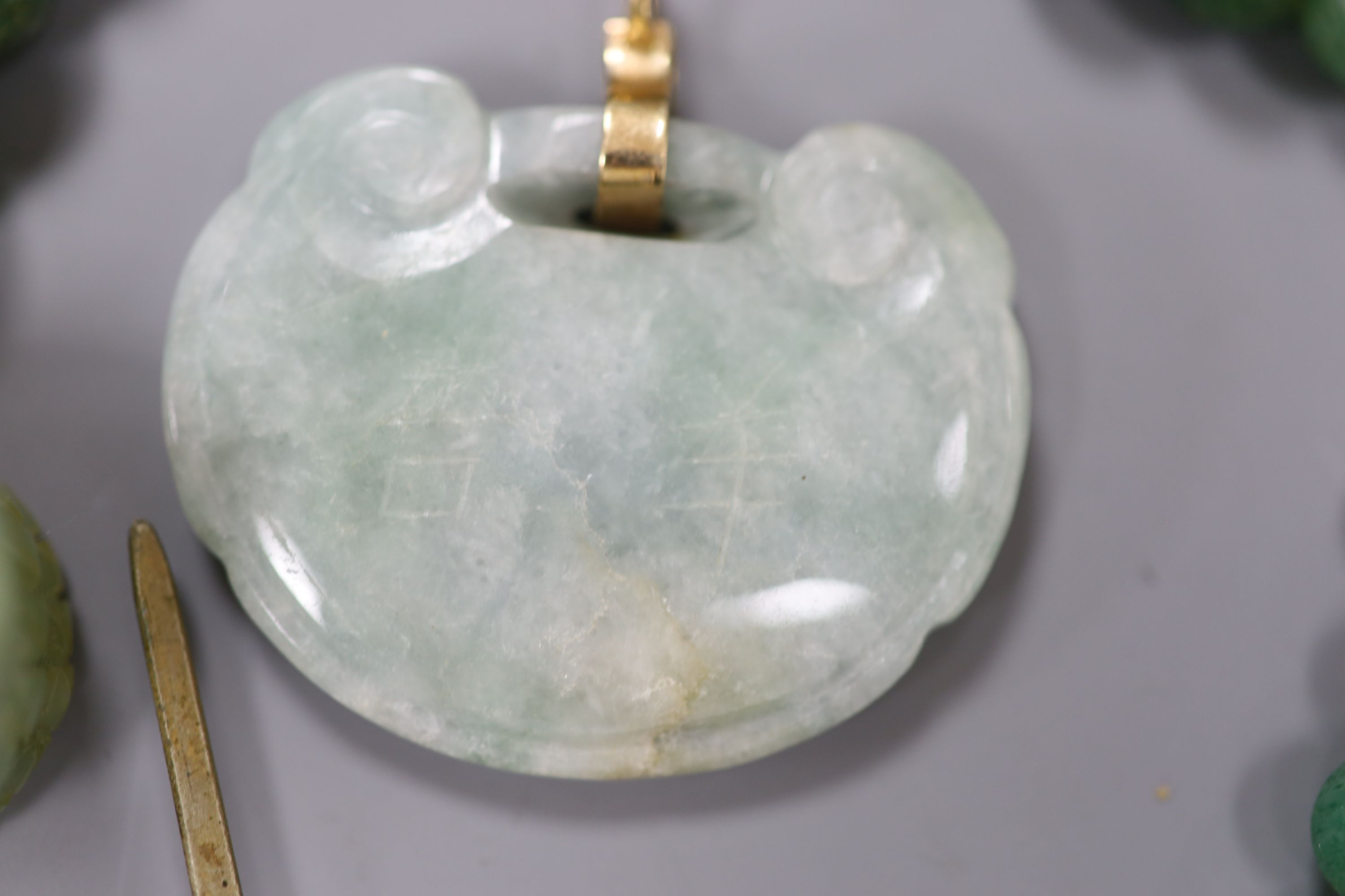 A Chinese jade necklace and jewellery